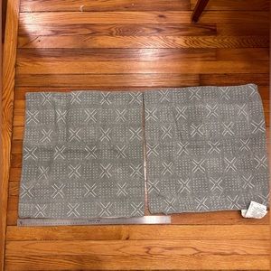 Set of 2 - 20in Pillow covers .